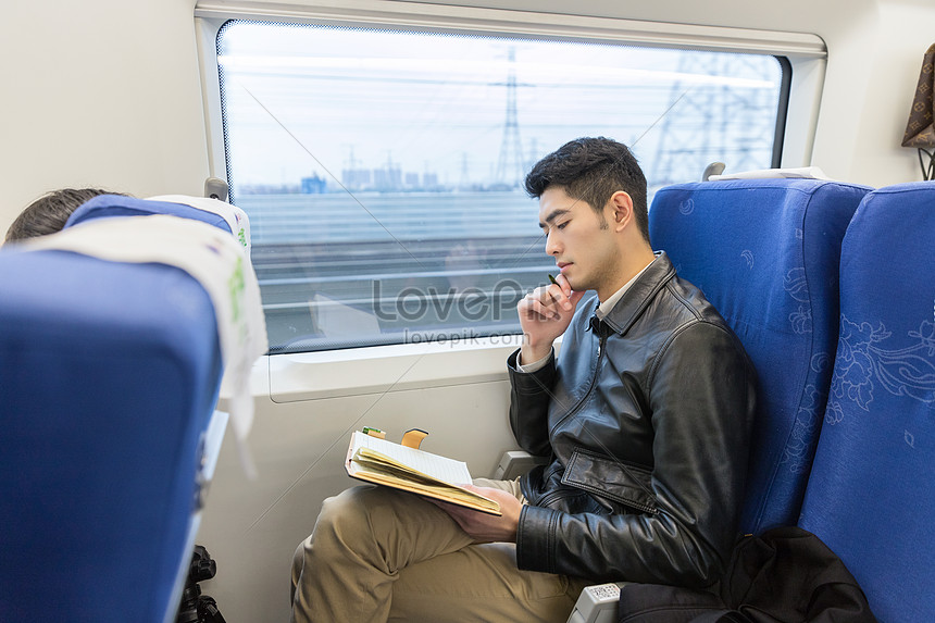 電車室内の男性の読書イメージ 写真 Id Prf画像フォーマットjpg Jp Lovepik Com