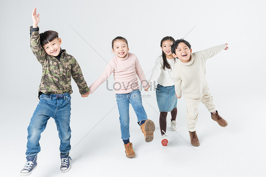 子供たちが手をつないで歩いて幸せイメージ 写真 Id Prf画像フォーマットjpg Jp Lovepik Com