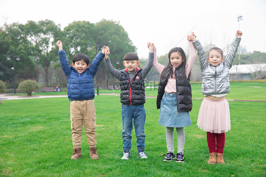 子供の芝生が手を上げるイメージ 写真 Id Prf画像フォーマットjpg Jp Lovepik Com