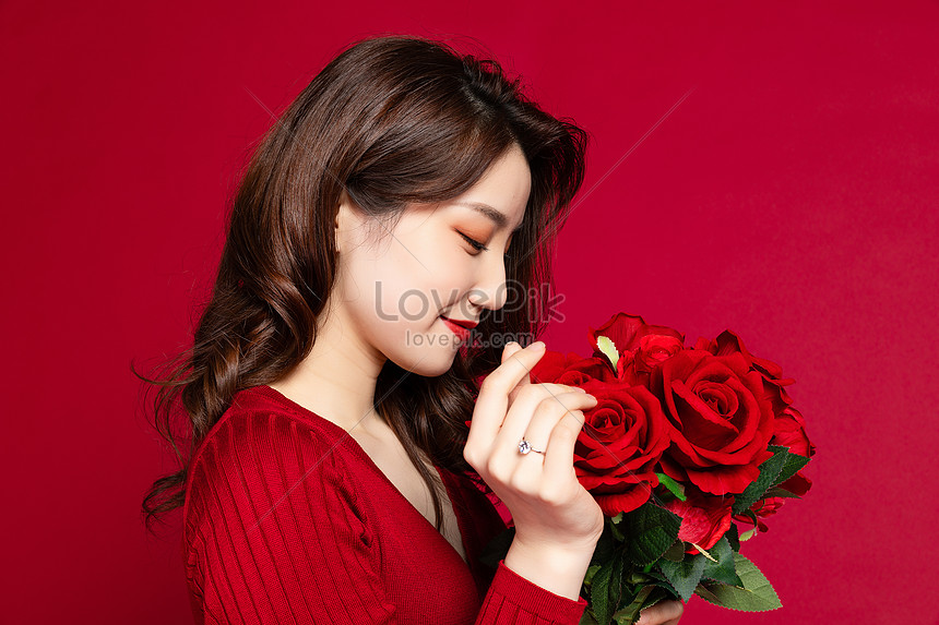 Girls Holding Roses Picture And HD Photos | Free Download On Lovepik