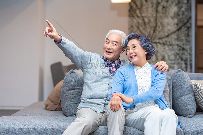 Tuyển chọn hình ảnh cặp đôi già hạnh phúc đầy cảm xúc và trân quý