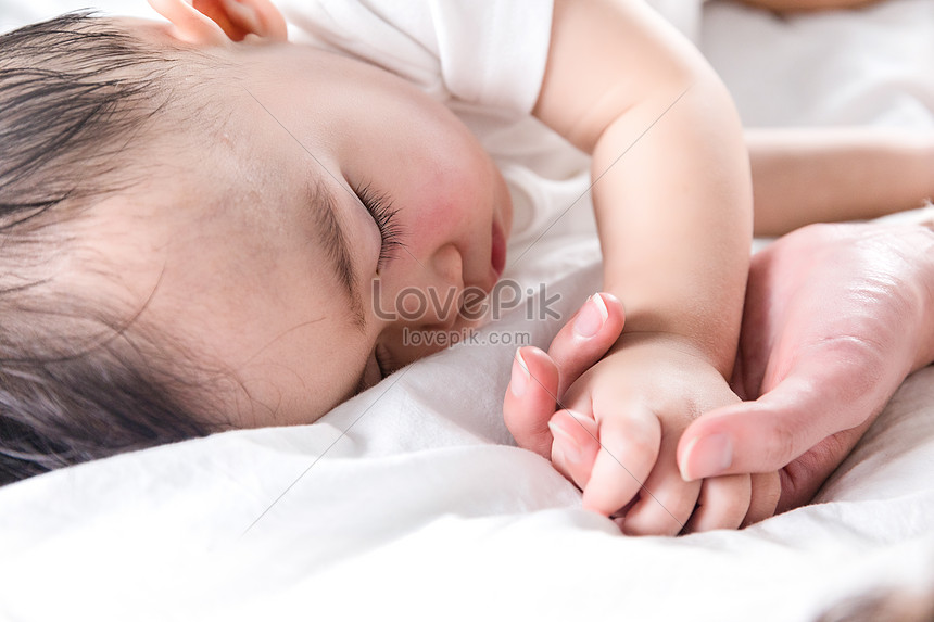 Ibu Memegang Tangan Bayi Untuk Tidur Gambar Unduh Gratis Foto 501199508 Format Gambar Jpg Lovepik Com