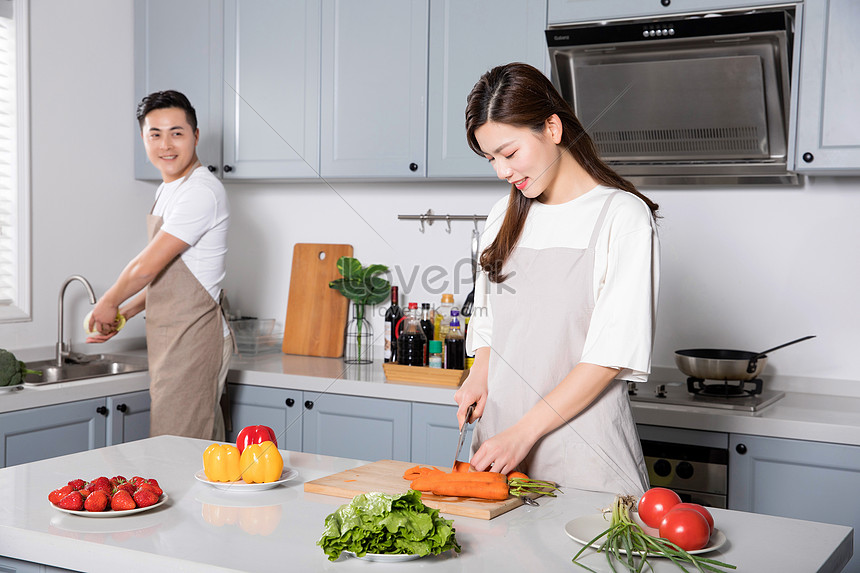 Husband and wife cook at home photo image_picture free download  501225230_lovepik.com