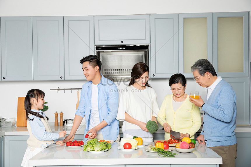 Hãy cùng xem ảnh gia đình nấu ăn với nhau để cảm nhận được không khí ấm áp và đầm ấm của một bữa ăn gia đình đúng nghĩa. Mỗi thành viên đều đóng góp và chia sẻ niềm vui trong quá trình nấu ăn, tạo nên một mảng kỷ niệm đáng giá cho gia đình.
