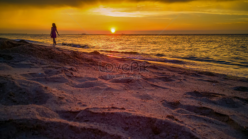 Gambar Orang Di Pantai Saat Matahari Terbenam