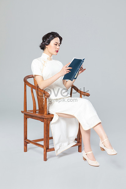 本を読む女性 Qx034049 Jpg 写真素材