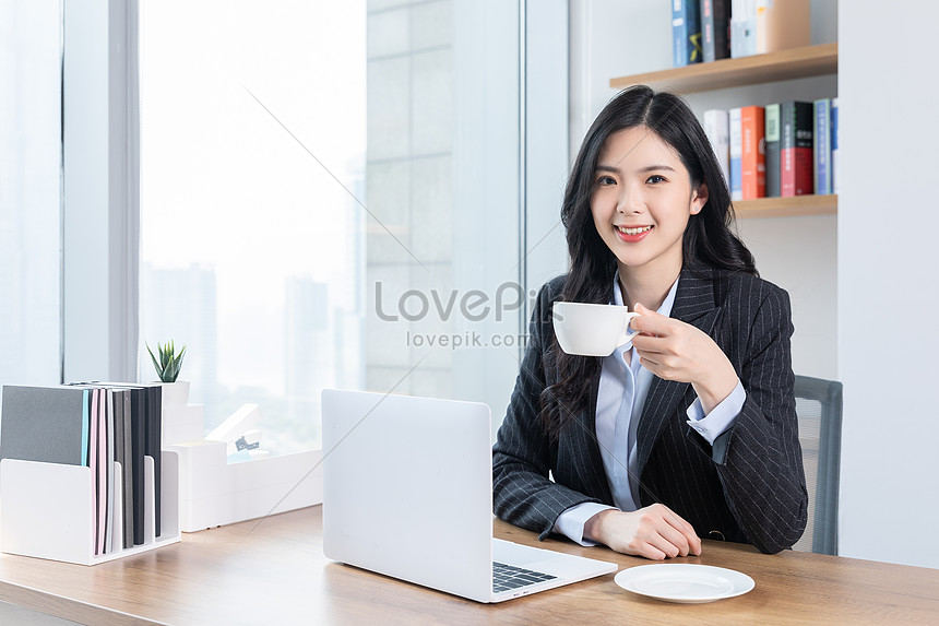 ビジネスの女性がコーヒーを飲むイメージ 写真 Id Prf画像フォーマットjpg Jp Lovepik Com