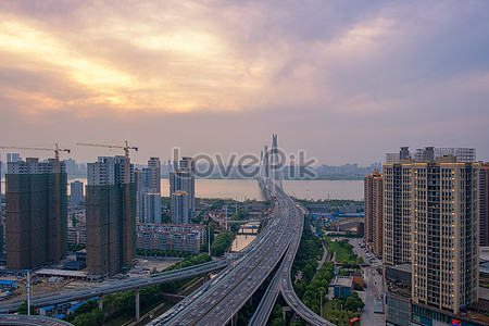 夕陽晚霞下的武漢二七長江大橋 照片