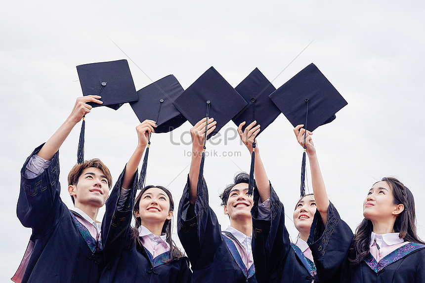College Graduates Holding A Bachelors Cap Picture And HD Photos | Free  Download On Lovepik