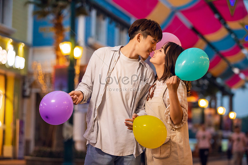 遊園地のカップルが夜にキスイメージ 写真 Id Prf画像フォーマットjpg Jp Lovepik Com