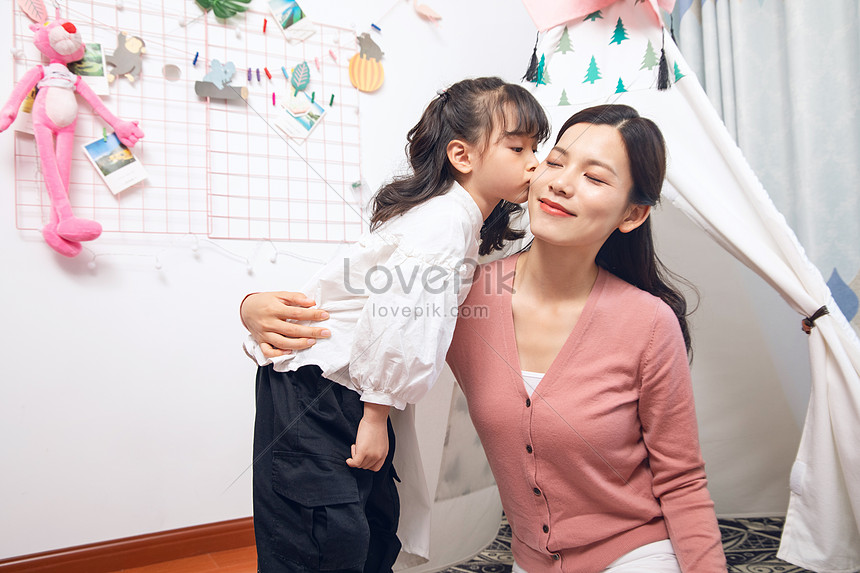 小さな女の子が母親の頬にキスをするイメージ 写真 Id Prf画像フォーマットjpg Jp Lovepik Com
