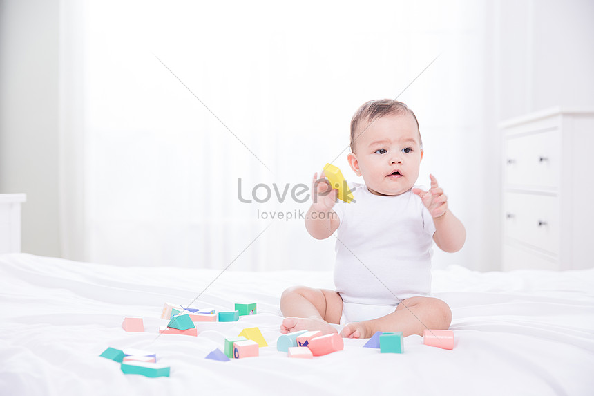 ブロックで遊んでいる外国人の赤ちゃんイメージ 写真 Id Prf画像フォーマットjpg Jp Lovepik Com
