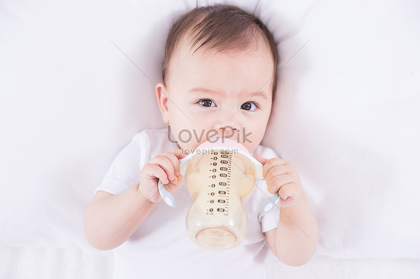 Photo De Bebe Etranger Buvant Du Lait Bebe Enfant Lait De Consommation Photo Images Free Download Lovepik