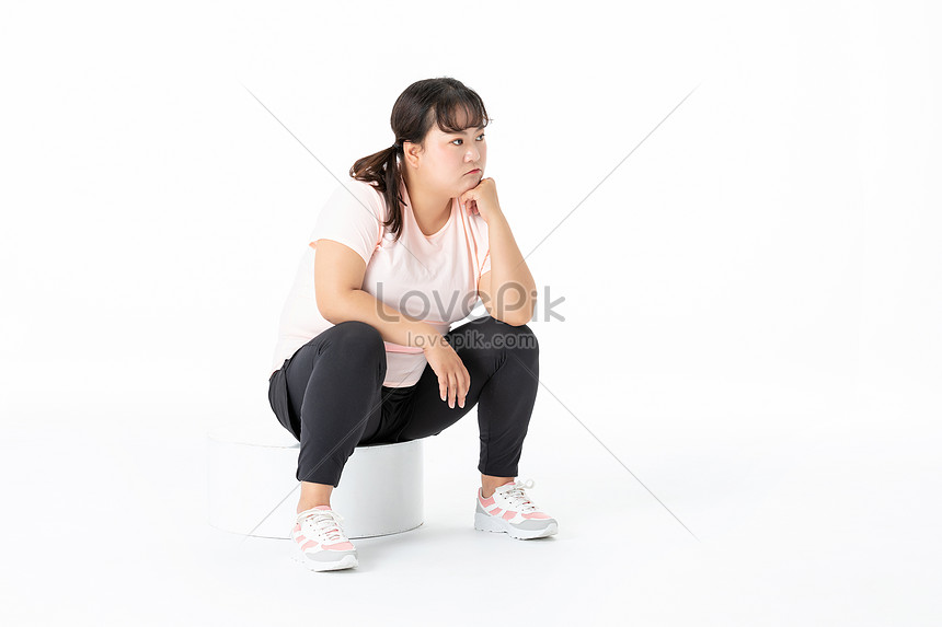 太った女の子が座っていると考えてイメージ 写真 Id Prf画像フォーマットjpg Jp Lovepik Com
