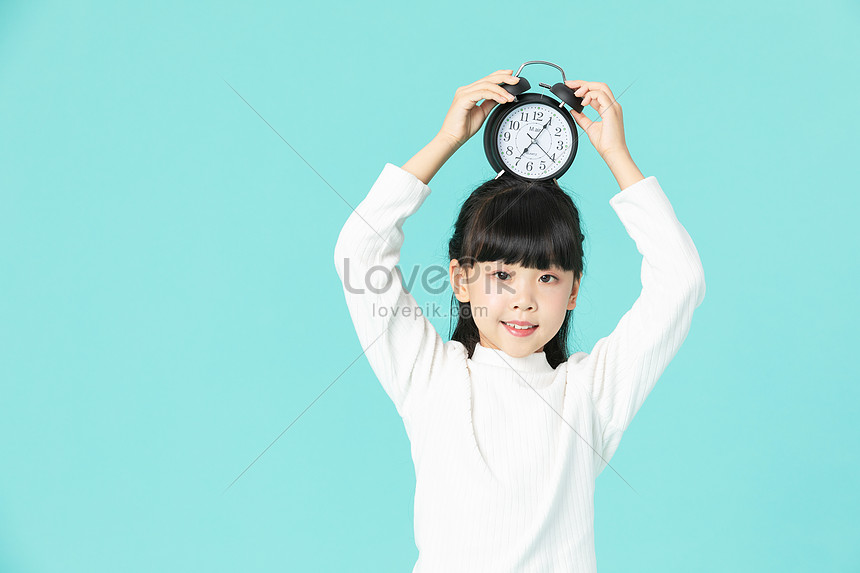 目覚まし時計を持ってかわいい女の子イメージ 写真 Id Prf画像フォーマットjpg Jp Lovepik Com