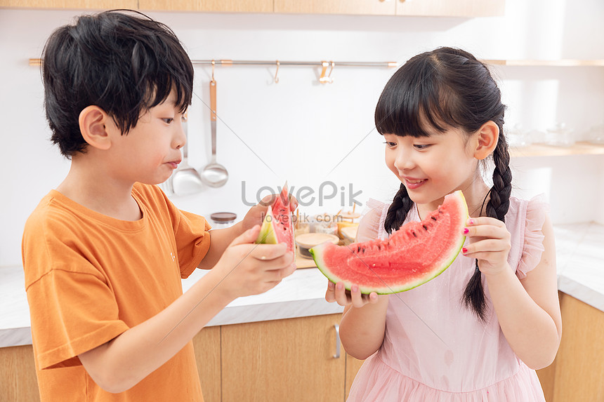 子供の夏の家 スイカを食べるイメージ 写真 Id Prf画像フォーマットjpg Jp Lovepik Com