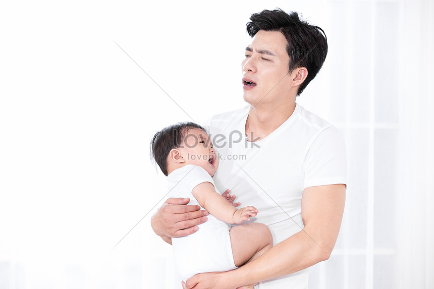 Papa Calma Al Bebe En Sus Brazos Descarga Gratuita Hd Imagen De Fotografia Lovepik