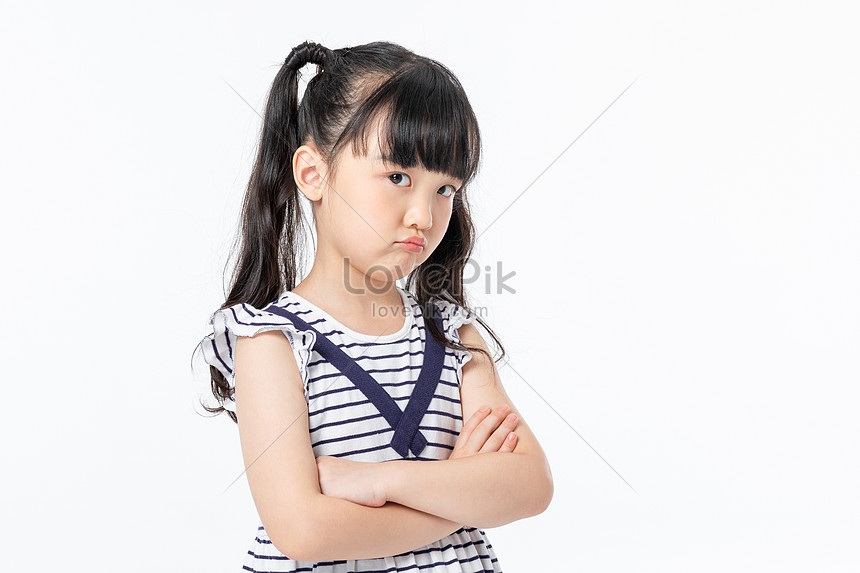 彼女の胸に手で怒っている女の子イメージ 写真 Id Prf画像フォーマットjpg Jp Lovepik Com