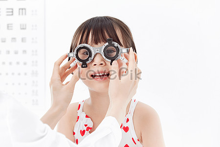 Милая девчушка в очках
