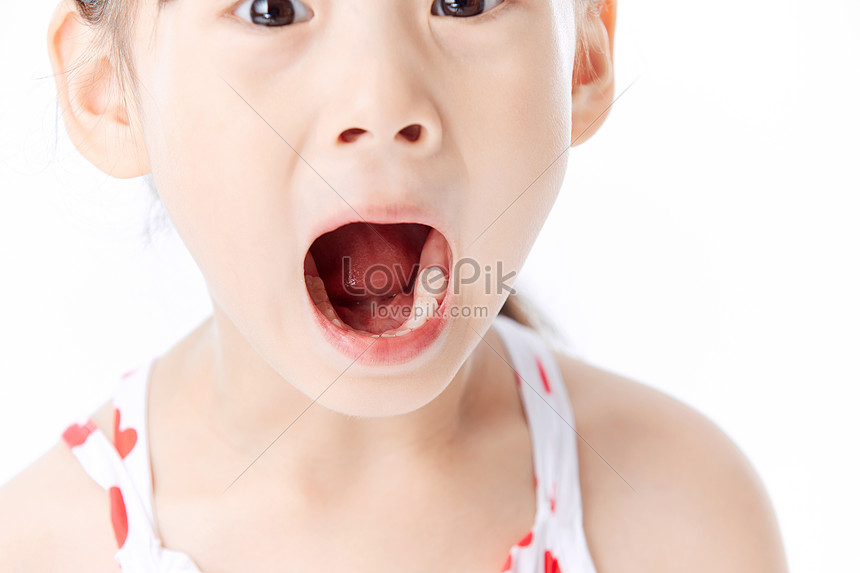 小さな女の子は歯をチェックするために口を開くイメージ 写真 Id Prf画像フォーマットjpg Jp Lovepik Com