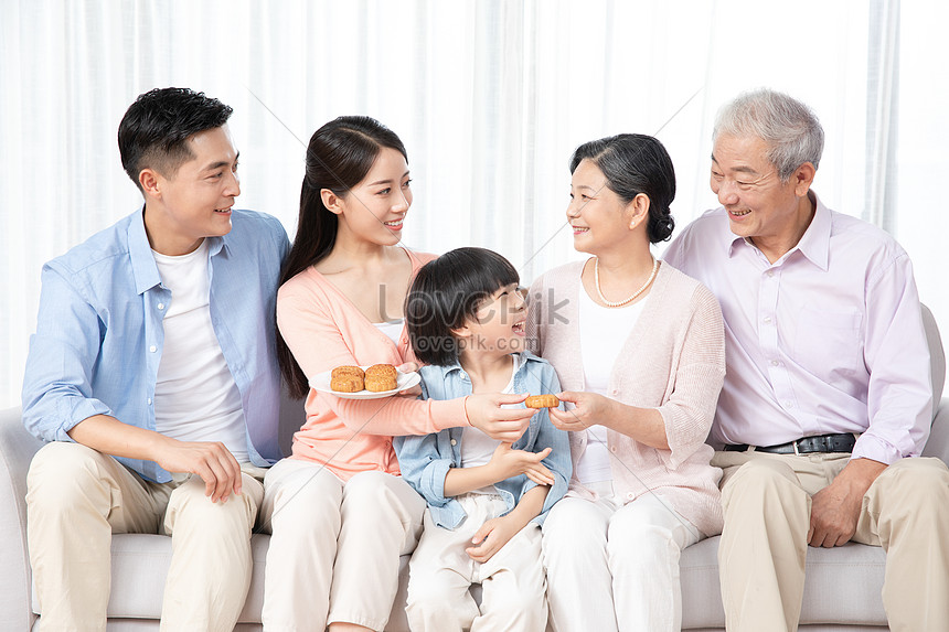 Mid Autumn Festival Family Eat Moon Cakes Together Picture And HD ...