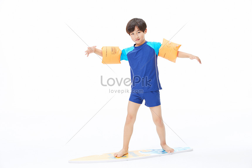 Niño Pequeño Juego Con Tabla De Surf Foto | Descarga Gratuita HD Imagen de  Foto - Lovepik