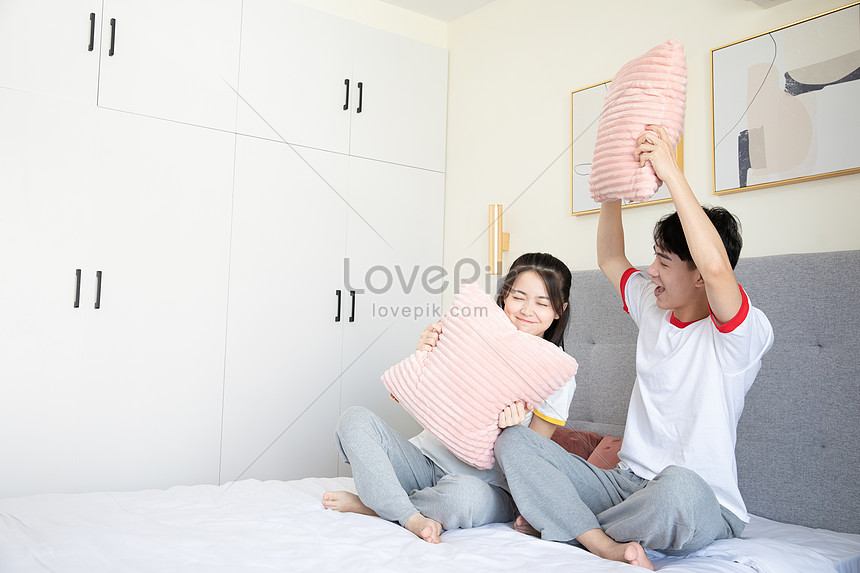 Las Parejas Jóvenes Juegan En La Cama En Casa Foto | Descarga Gratuita HD  Imagen de Foto - Lovepik