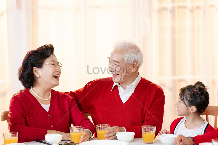 New Years Family, Eating New Years Eve Together Picture And HD Photos ...