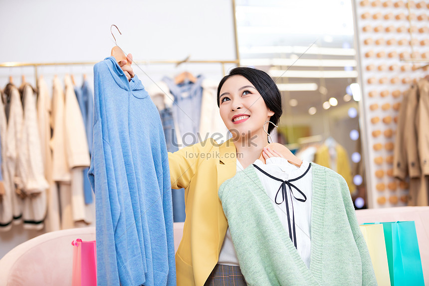 Las Parejas Jóvenes Compran Ropa En El Centro Comercial Foto