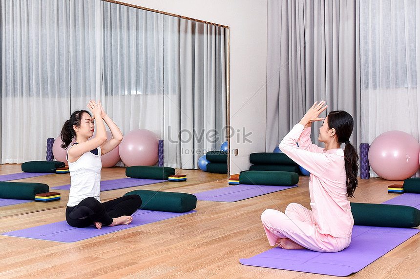 Aprendizaje Materno Maestro De Yoga Estiramiento Descarga Gratuita Hd Imagen De Fotografia Lovepik