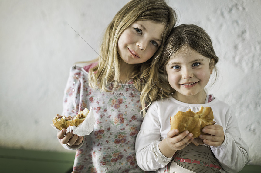 Hai Cô Bé đang ăn Bánh Cuốn Ngon Hình ảnh | Định dạng hình ảnh JPG  501437801| vn.lovepik.com