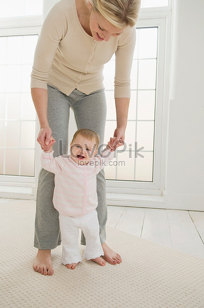 encouraging baby to walk