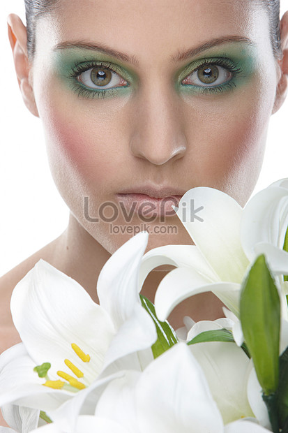 Mujer Que Sostiene La Flor Blanca Foto | Descarga Gratuita HD Imagen de  Foto - Lovepik