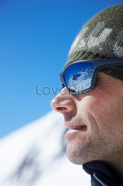 Hombre Con Gafas De Sol En La Montaña | Gratuita Imagen Foto - Lovepik