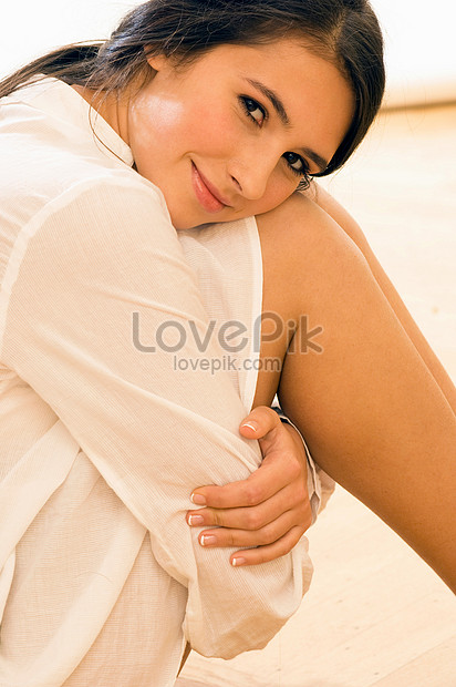 Girl Holding Her Leg Picture And Hd Photos Free Download On Lovepik