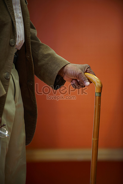 Lovepik صورة Jpg 501443026 Id صورة فوتوغرافية بحث صور يد الرجل العجوز على العكازات