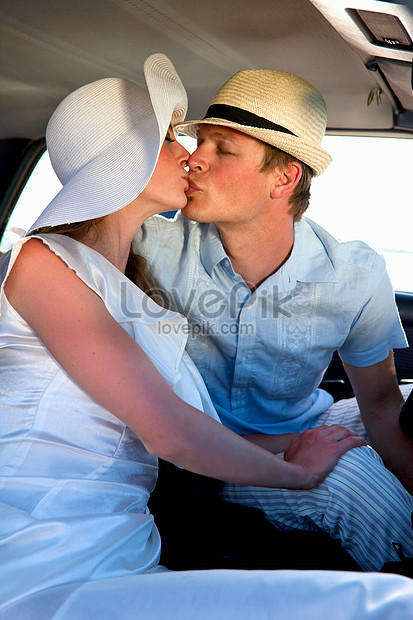 車でキスする新婚夫婦イメージ 写真 Id Prf画像フォーマットjpg Jp Lovepik Com