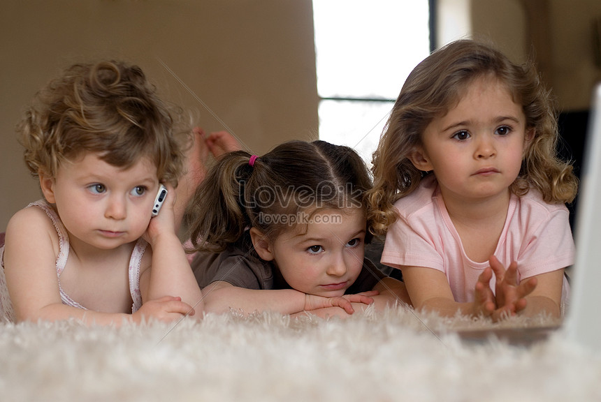 Lovepik- gambar JPG-501448117 carian foto id - gambar tiga gadis kecil