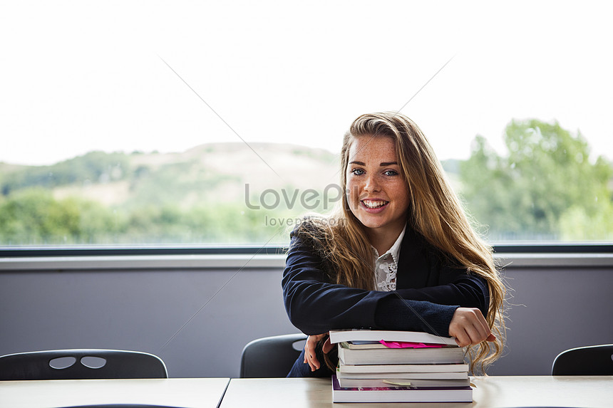 รูปเด็กนักเรียนวัยรุ่นนั่งที่โต๊ะทำงาน, Hd รูปภาพอายุ 16 ถึง 17 ปี,  ความสำเร็จ, ความทะเยอทะยาน ดาวน์โหลดฟรี - Lovepik