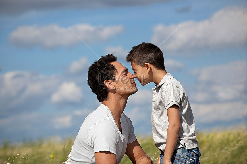 Padre E Hijo En El Campo Foto | Descarga Gratuita HD Imagen de Foto -  Lovepik