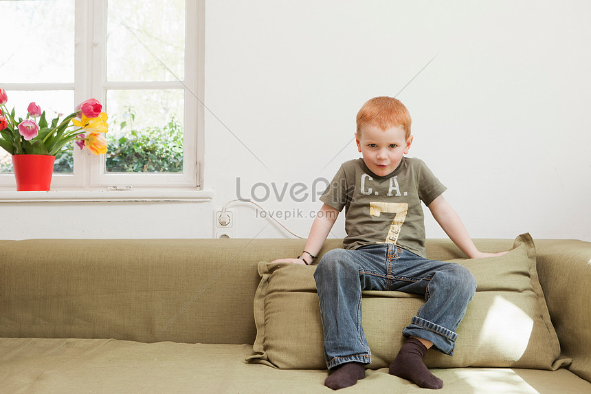 Мальчик сидит на диване рисунок