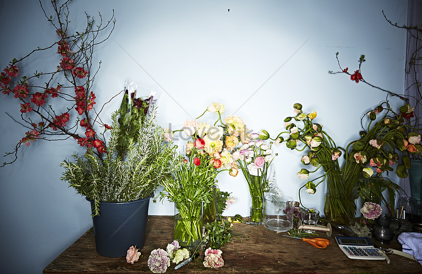 Toko Bunga Dengan Vas Dan Bunga Di Atas Meja Gambar Unduh Gratis Foto 501458777 Format Gambar Jpg Lovepik Com