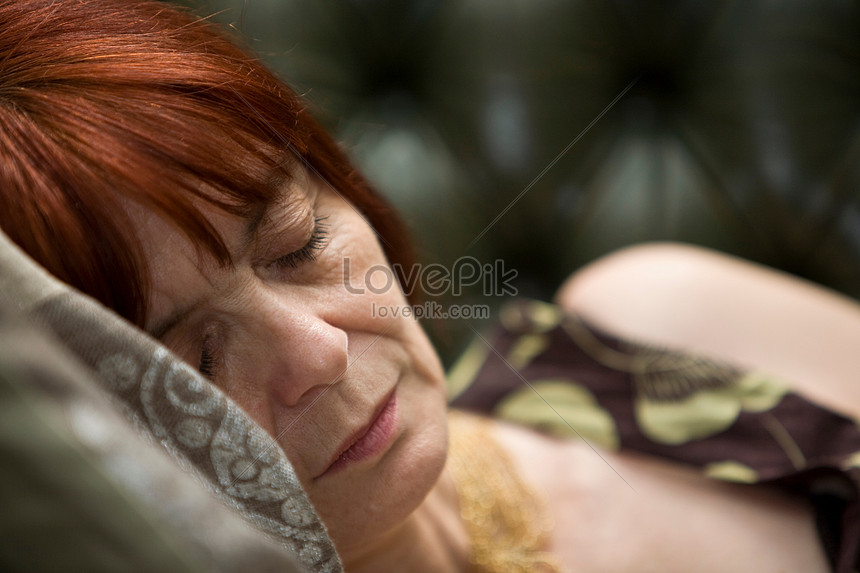 ソファで寝ている熟女イメージ 写真 Id Prf画像フォーマットjpg Jp Lovepik Com