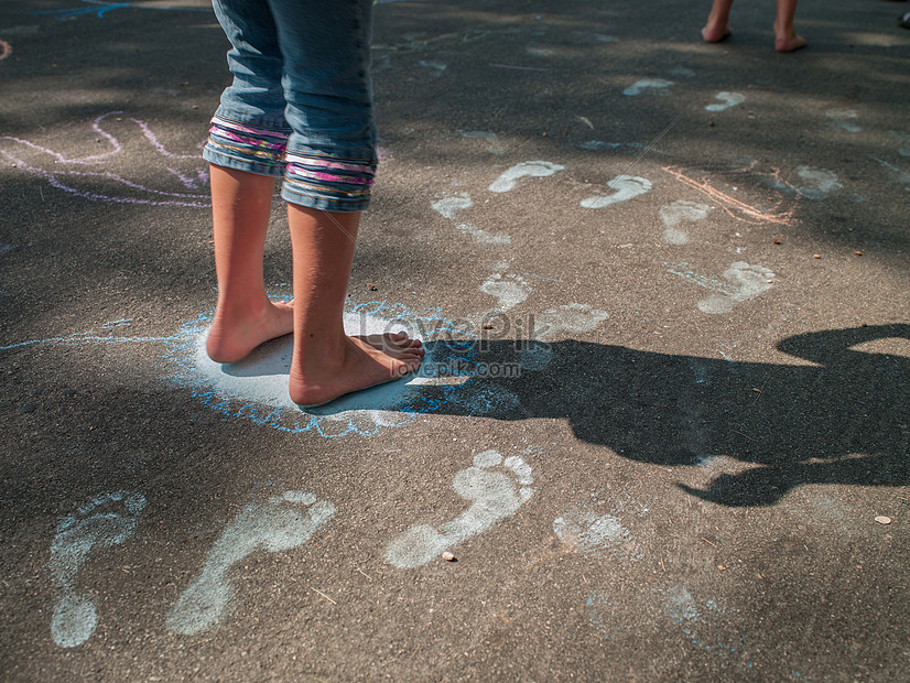 チョークの足跡と歩道を裸足で歩く女の子イメージ 写真 Id Prf画像フォーマットjpg Jp Lovepik Com