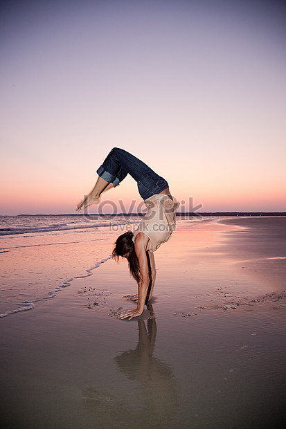 Mujer Haciendo Una Parada De Manos En La Playa Al Atardecer Descarga Gratuita Hd Imagen De Fotografia Lovepik