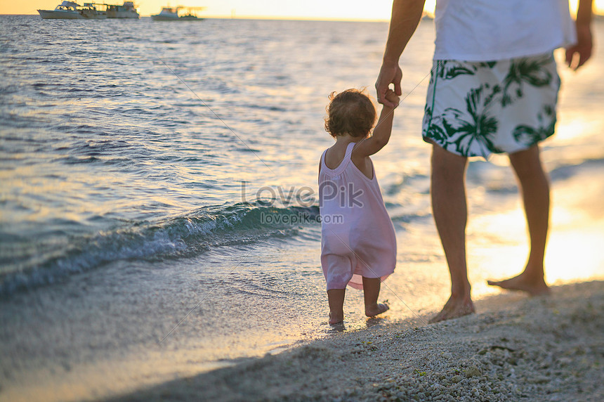 Ayah Dan Anak Perempuan Balita Di Pantai Gambar Unduh