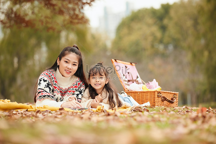 Cálida Madre E Hija Tirado En El Pasto Y Leyendo Un Libro Foto Descarga Gratuita Hd Imagen De 