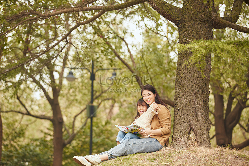 Warm Mother And Daughter Reading Under The Tree Photo Image Picture Free Download Lovepik Com