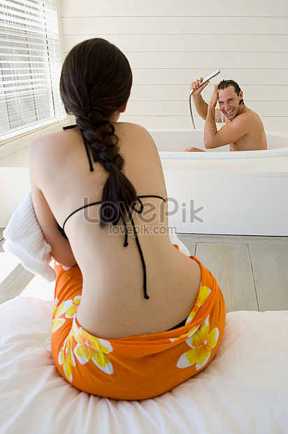 Lovepik صورة Jpg 501493595 Id صورة فوتوغرافية بحث صور زوجين في الحمام