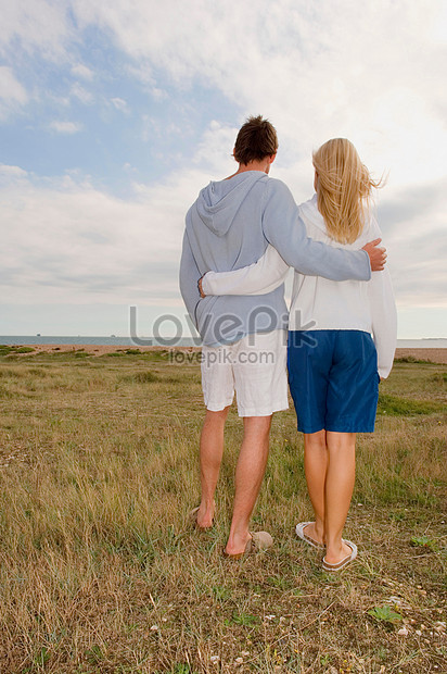 Pareja Abrazándose Junto Al Mar Foto Descarga Gratuita Hd Imagen De Foto Lovepik 